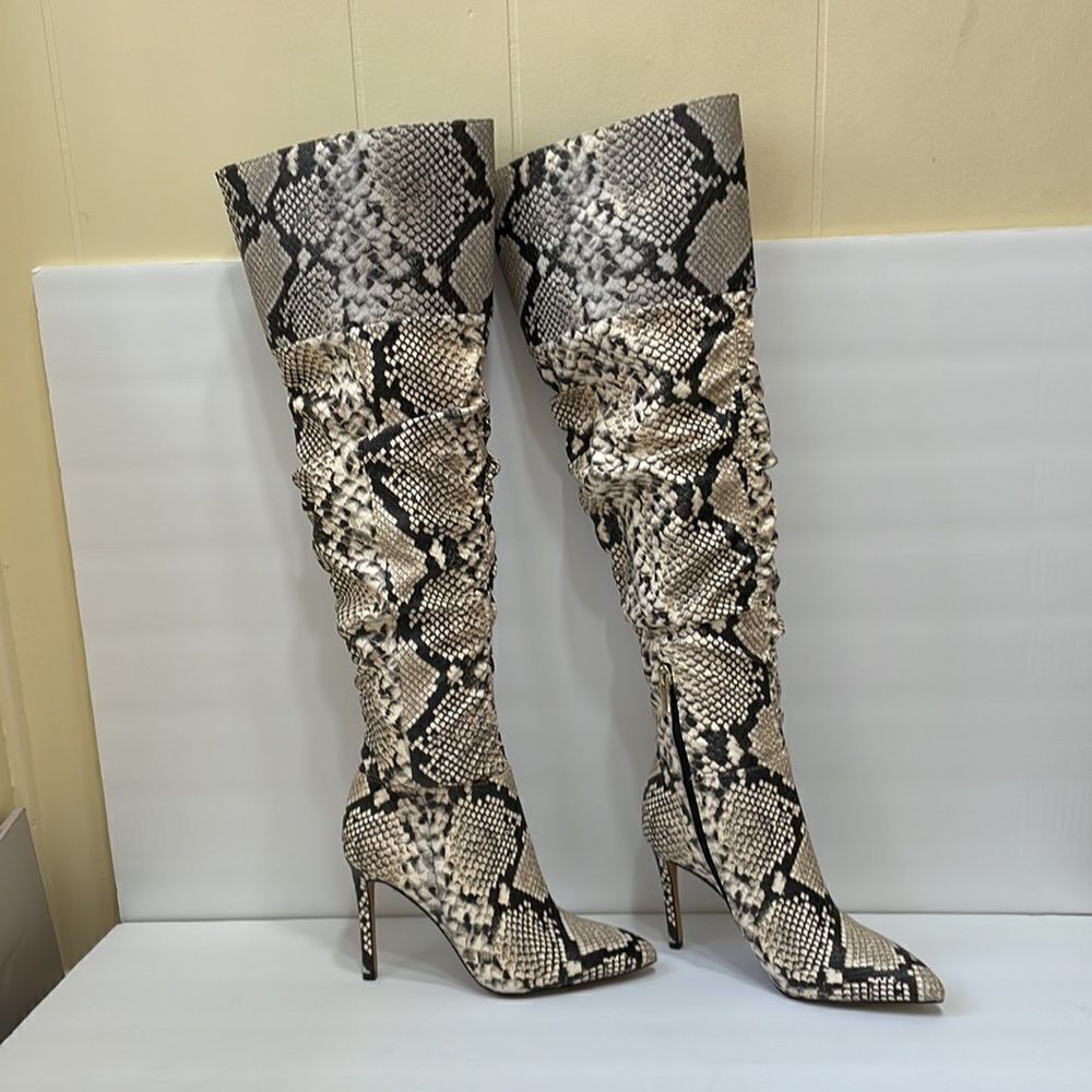 NEW WITHOUT TAGS VINCE CAMUTO KENTELLI HEELED BOOTS IN SNAKESKIN